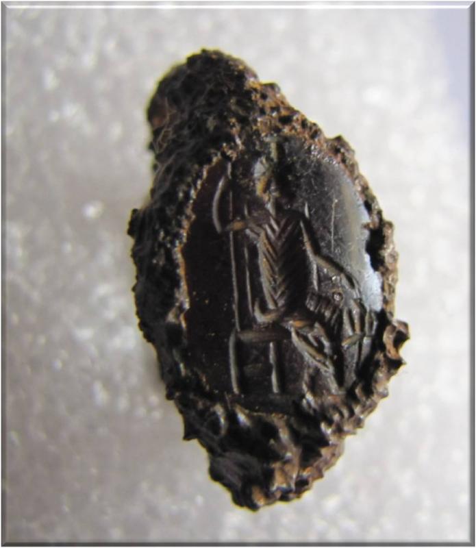 Εικ.2: Σιδερένιο δαχτυλίδι ρωμαϊκών χρόνων. Φέρει σφραγιδόλιθο με απεικόνιση Σαράπιδος καθήμενου σε θρόνο που συνοδεύεται από τον Κέρβερο.