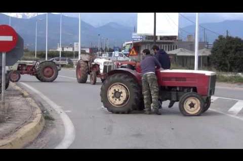 ArgolidaPortal.gr Οι αγρότες έκλεισαν την Εθνική  Κορίνθου - Άργους για ένα δίωρο