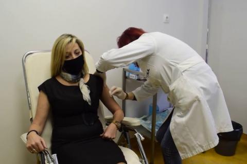 ArgolidaPortal.gr 'Αργος - Η διοικήτρια του Νοσοκομείου Αργολίδας Μαρία Σαρίδη μετά τον εμβολιασμό